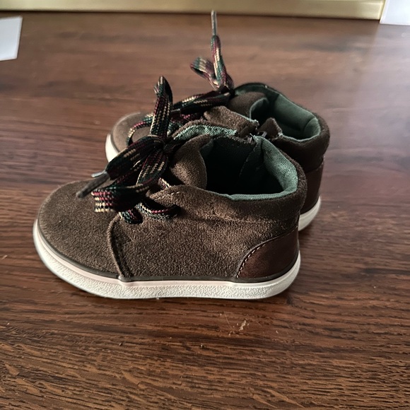 Cat & Jack Brown Suede Kids Shoes with Colorful Laces - Picture 2 of 6